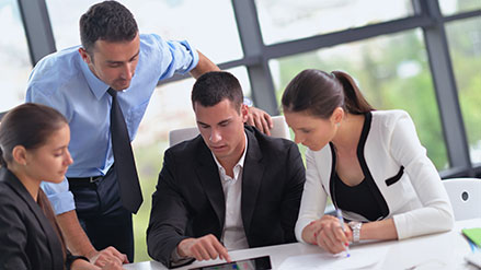 与同事共享仪表盘的概念图像